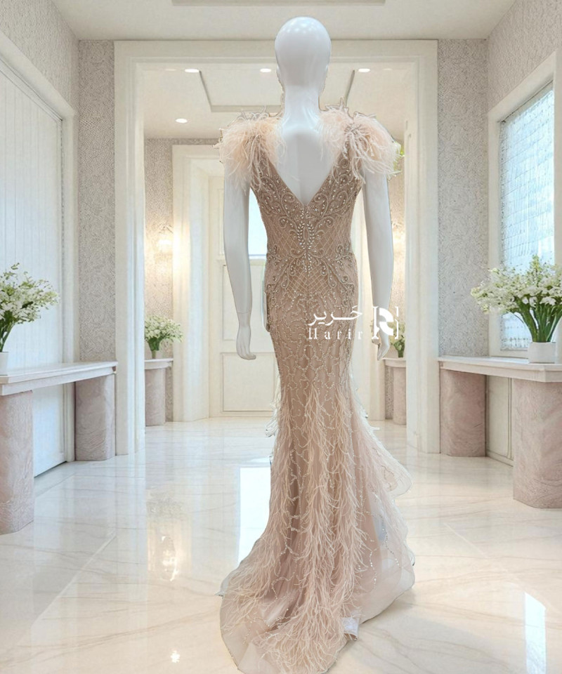 فستان سهرة بيج مطرّز بالكامل بتفاصيل ريش فاخرة