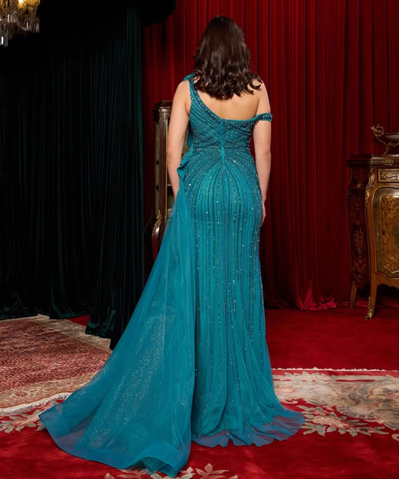 فستان سهرة فيروزي راق  بكتف واحد وفتحة جانبية طويلة