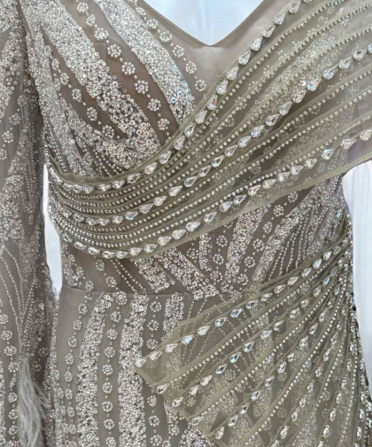 فستان سهرة بني فاتح بتطريز فاخر وكتف مائل بتفاصيل كريستالية