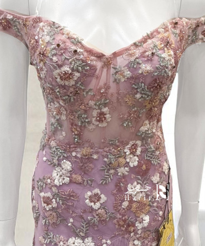 فستان سهرة وردي بتطريز  ورود ملونة بارزة اوف شولدرز 