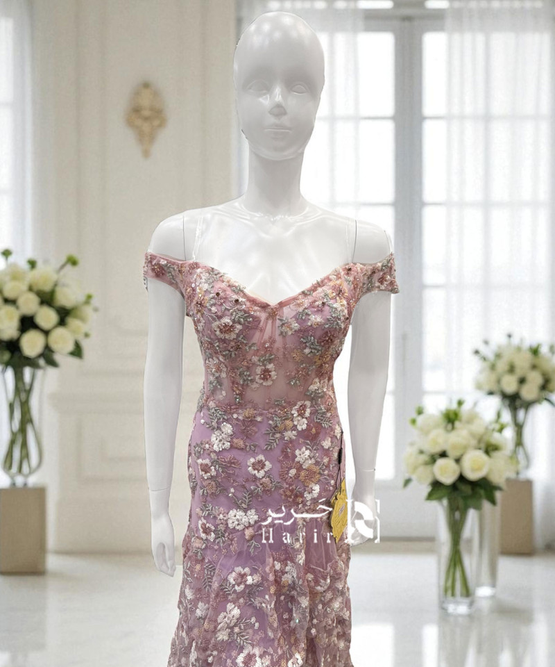 فستان سهرة وردي بتطريز  ورود ملونة بارزة اوف شولدرز