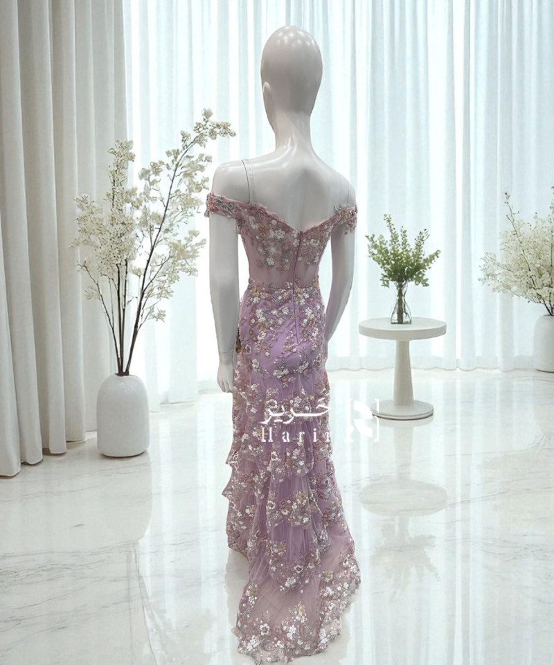 فستان سهرة وردي بتطريز  ورود ملونة بارزة اوف شولدرز