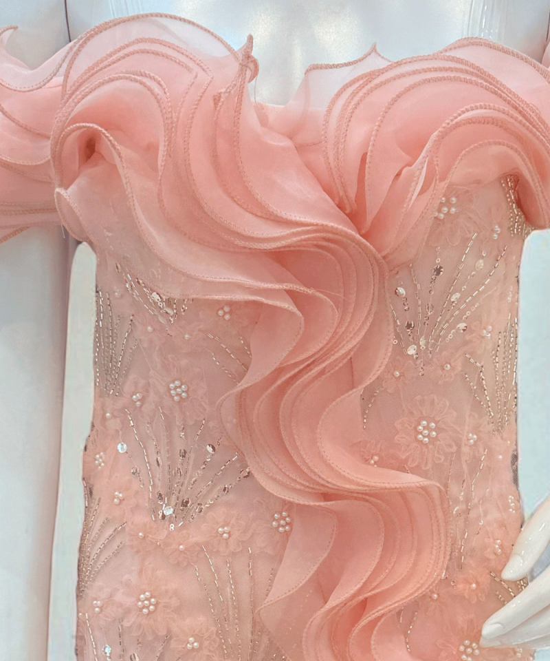 فستان سهرة وردي بكشكش تول وتطريز زهور لؤلؤية