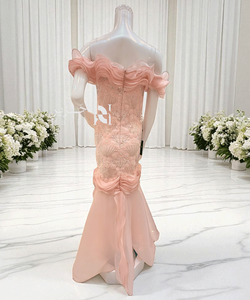 فستان سهرة وردي بكشكش تول وتطريز زهور لؤلؤية