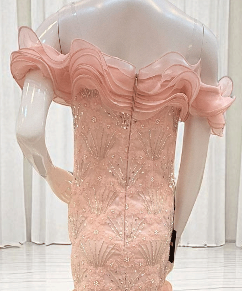 فستان سهرة وردي بكشكش تول وتطريز زهور لؤلؤية