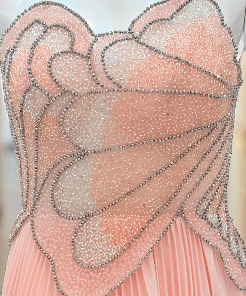 فستان سهرة وردي بكورسيه فني مطرز وتنورة بكسرات ناعمة