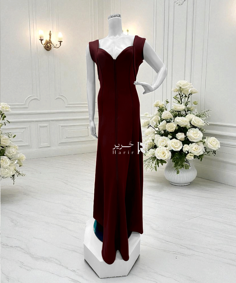 فستان سهرة عنابي بقصة ضيقة وأكمام عريضة