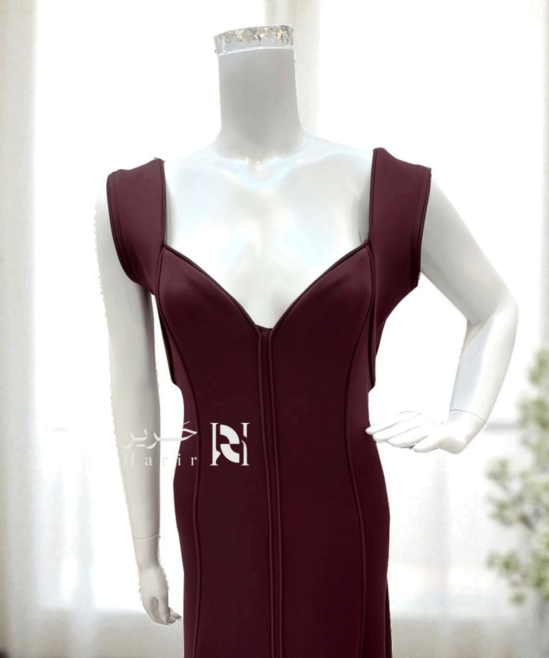 فستان سهرة عنابي بقصة ضيقة وأكمام عريضة