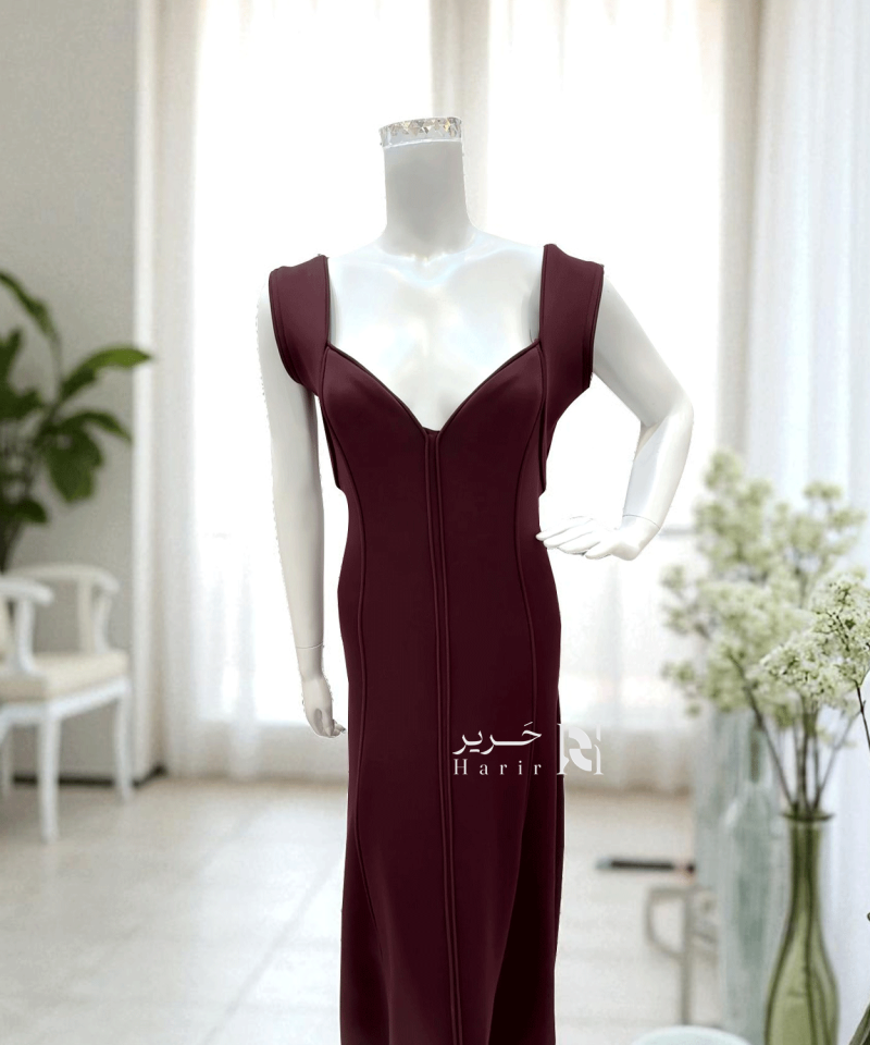 فستان سهرة عنابي بقصة ضيقة وأكمام عريضة