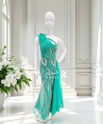 فستان سهرة فيروزي بتصميم كت واحد وتطريز لامع