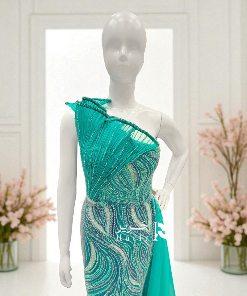 فستان سهرة فيروزي بتصميم كت واحد وتطريز لامع