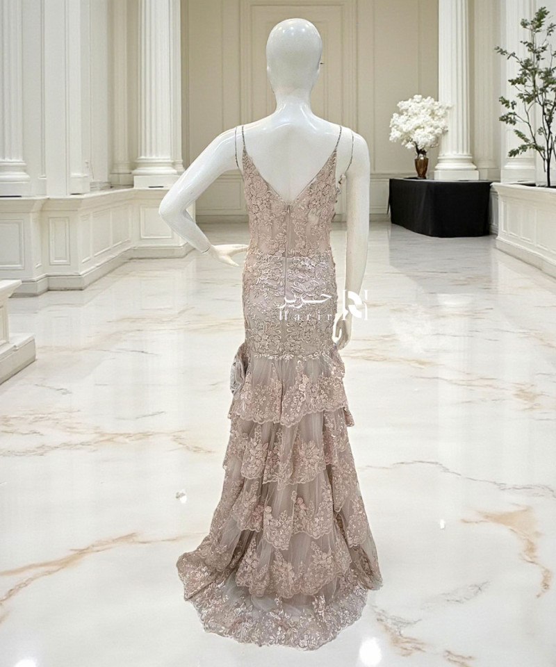 فستان سهرة وردي بلون مشمشي مطرّز بتصميم صدفة أنيق