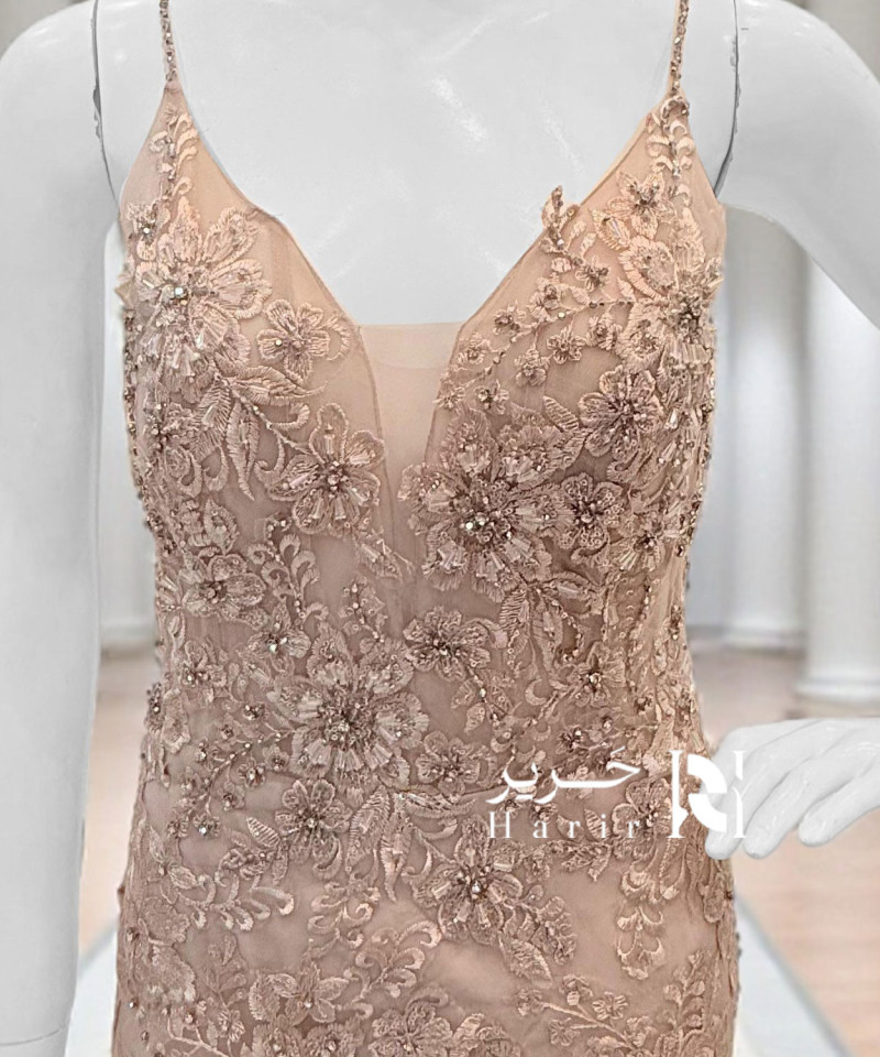 فستان سهرة وردي بلون مشمشي مطرّز بتصميم صدفة أنيق