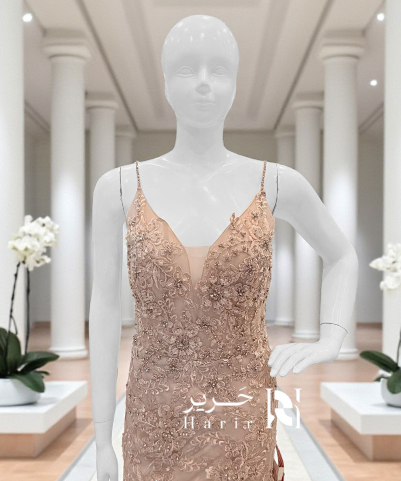 فستان سهرة وردي بلون مشمشي مطرّز بتصميم صدفة أنيق