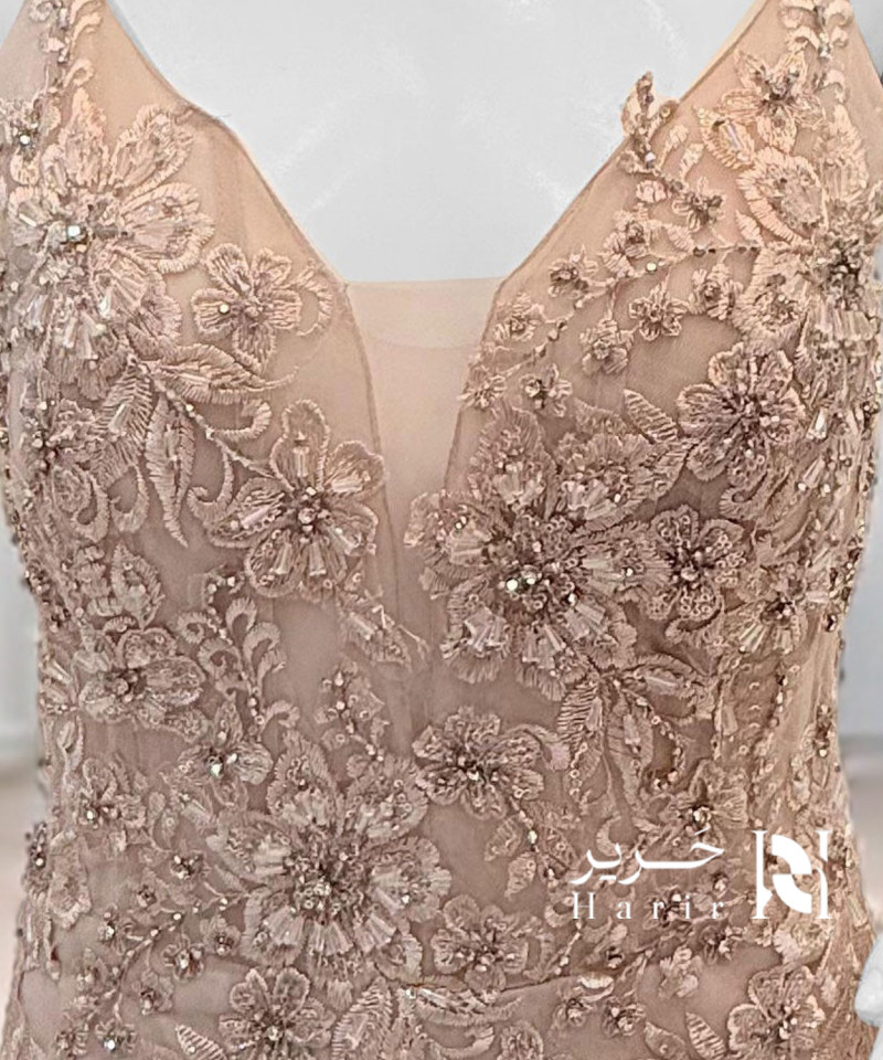 فستان سهرة وردي بلون مشمشي مطرّز بتصميم صدفة أنيق