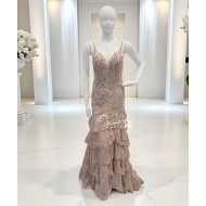 فستان سهرة وردي بلون مشمشي مطرّز بتصميم صدفة أنيق