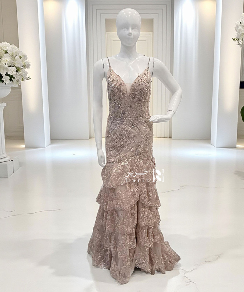 فستان سهرة وردي بلون مشمشي مطرّز بتصميم صدفة أنيق