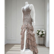 فستان سهرة وردي بلون مشمشي مطرّز بتصميم صدفة أنيق