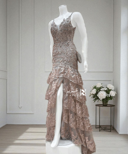 فستان سهرة وردي بلون مشمشي مطرّز بتصميم صدفة أنيق