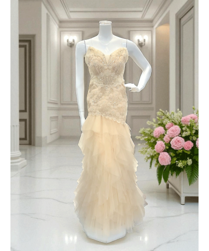 فستان سهرة عاجي بطبقات تول وتطريز زهري فاخر