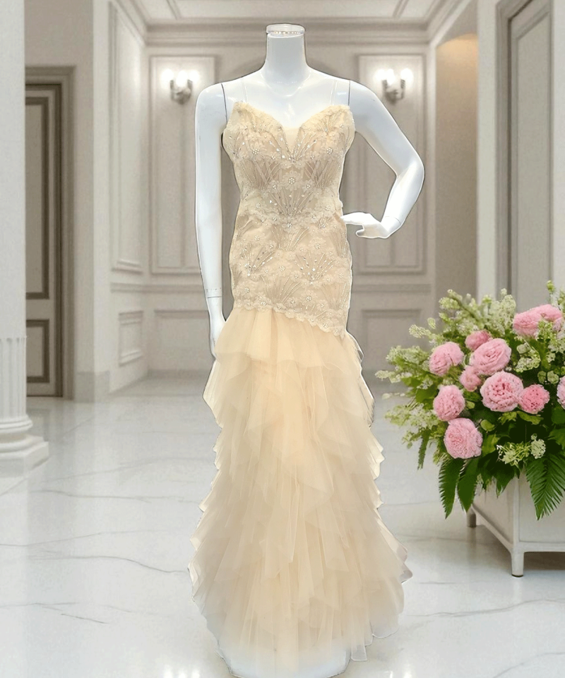 فستان سهرة عاجي بطبقات تول وتطريز زهري فاخر