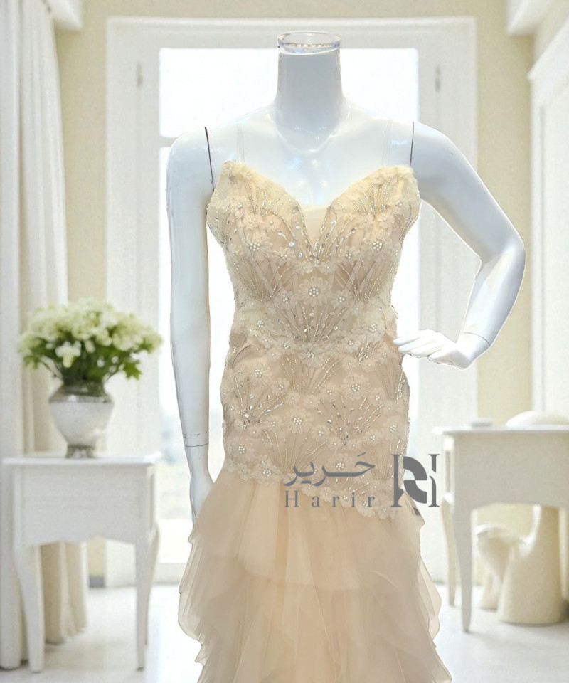 فستان سهرة عاجي بطبقات تول وتطريز زهري فاخر