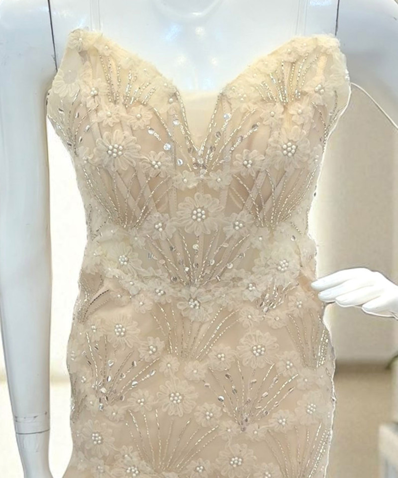 فستان سهرة عاجي بطبقات تول وتطريز زهري فاخر