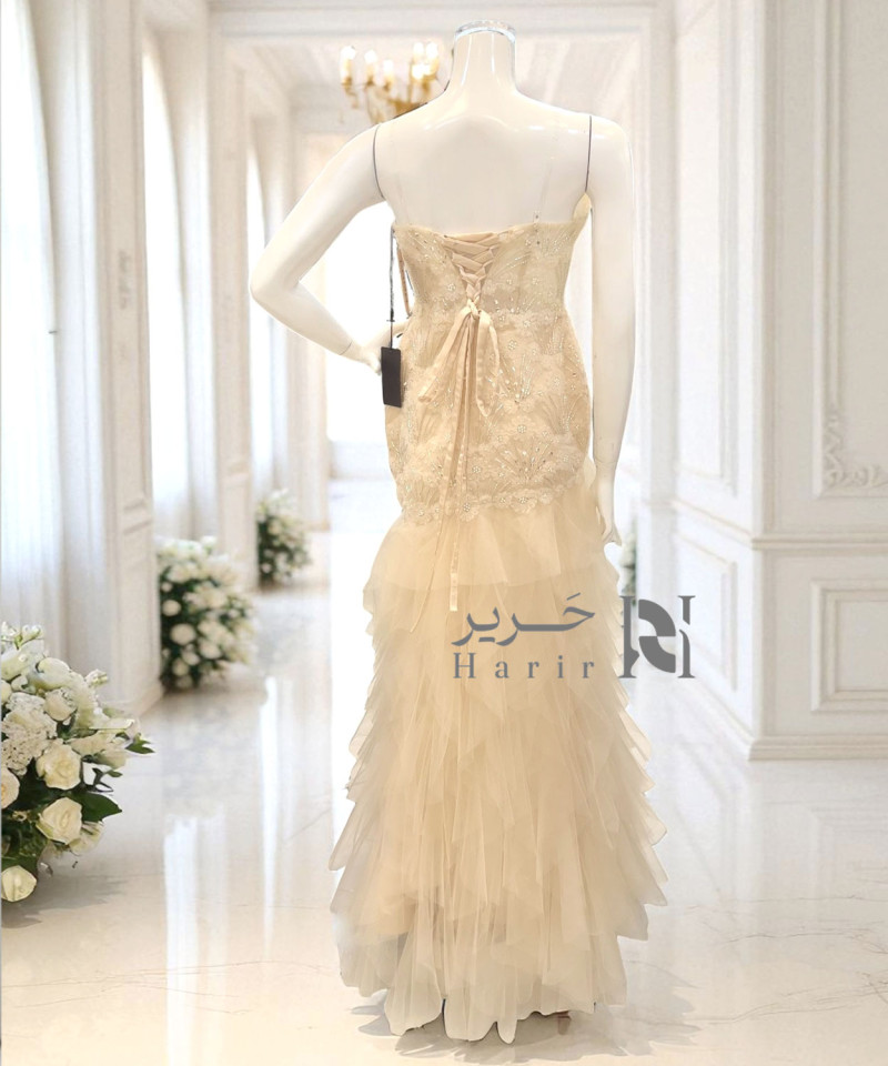 فستان سهرة عاجي بطبقات تول وتطريز زهري فاخر