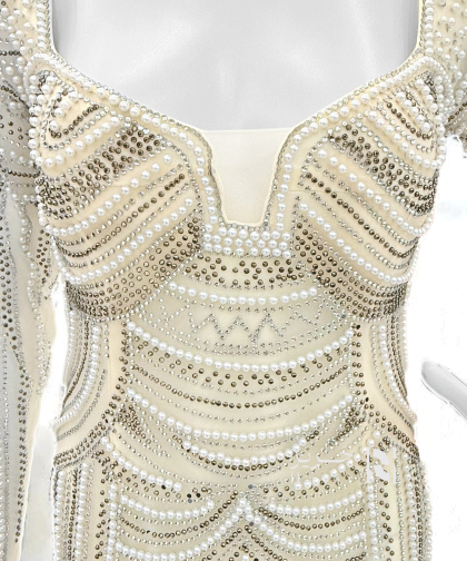 فستان سهرة عاجي بتطريز فاخر باللؤلؤ والكريستال