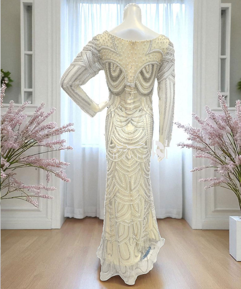 فستان سهرة عاجي بتطريز فاخر باللؤلؤ والكريستال