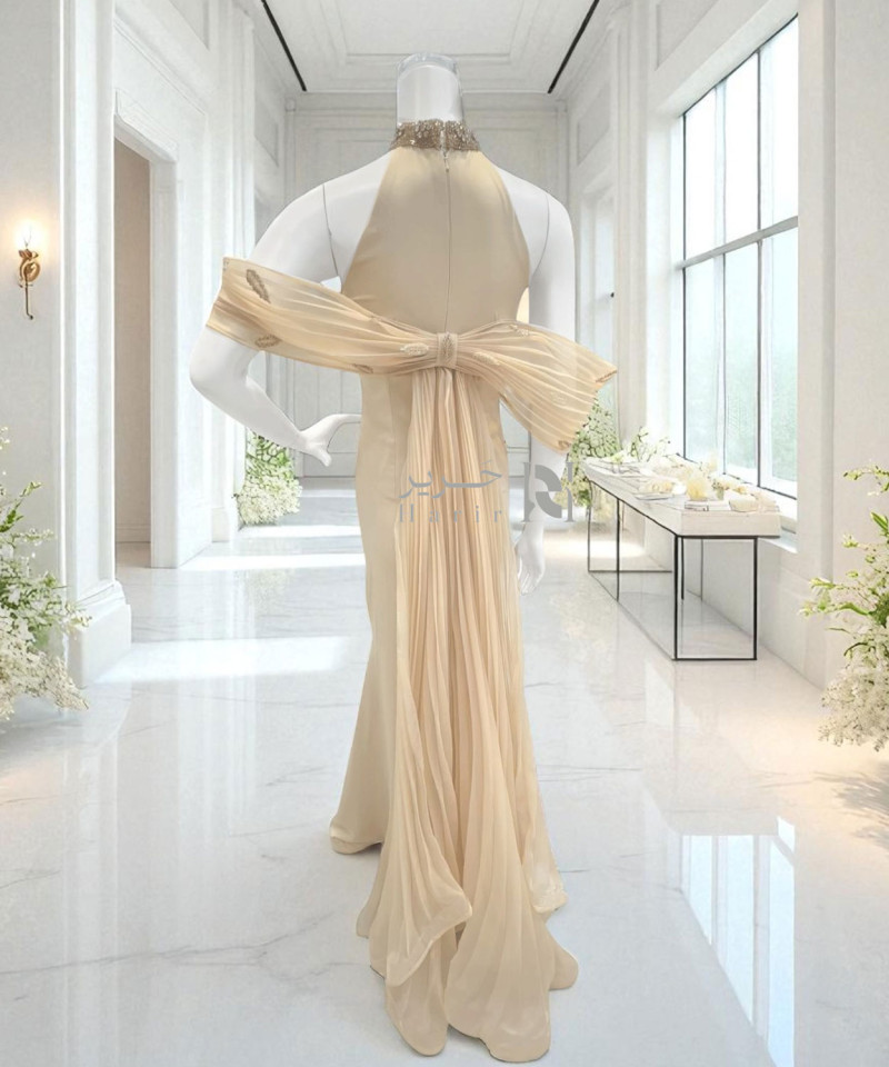 فستان سهرة عاجي مطرّز برقبة مرتفعة وربطة خلفية