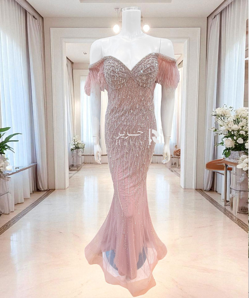 فستان سهرة وردي أوف شولدر بتطريز كريستالات وريش