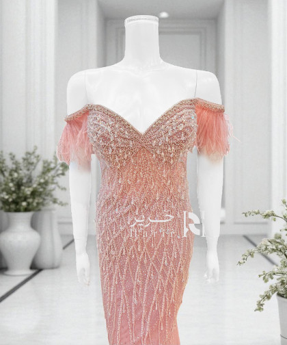فستان سهرة وردي أوف شولدر بتطريز كريستالات وريش