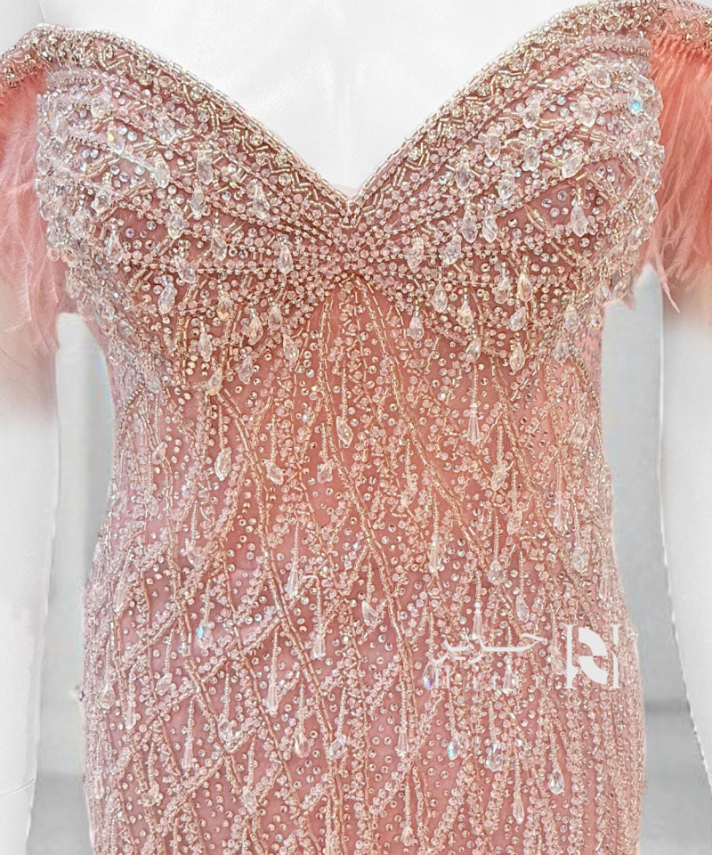 فستان سهرة وردي أوف شولدر بتطريز كريستالات وريش