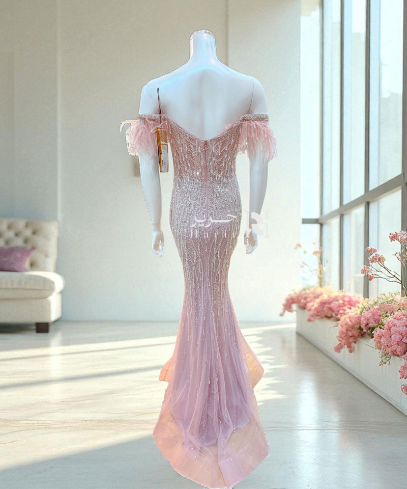 فستان سهرة وردي أوف شولدر بتطريز كريستالات وريش