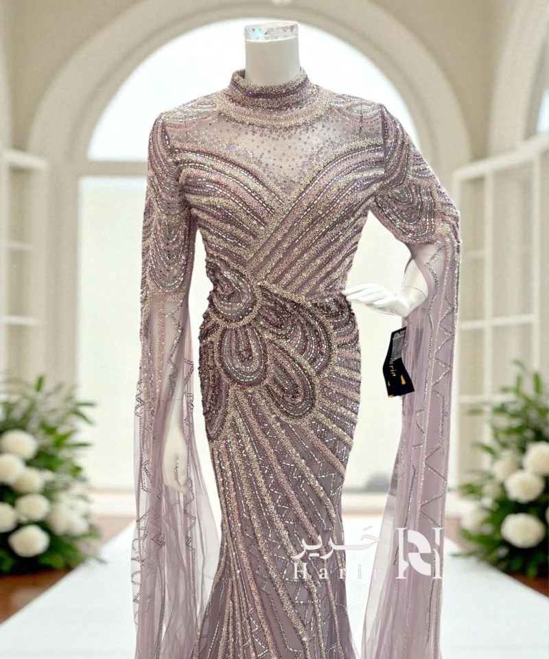 فستان سهرة ليلاكي مطرّز بالكامل بياقة عالية وأكمام كاب