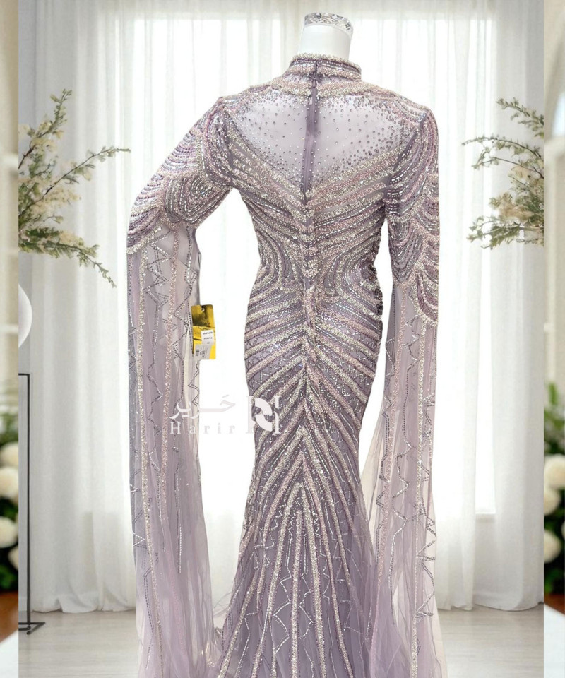 فستان سهرة ليلاكي مطرّز بالكامل بياقة عالية وأكمام كاب