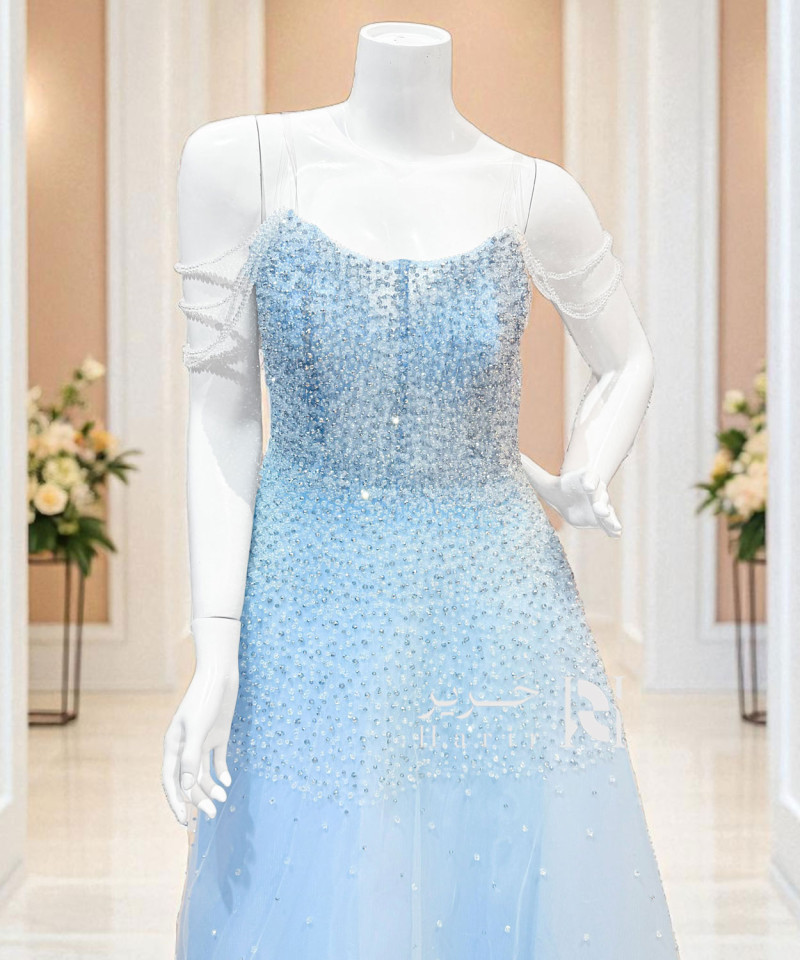 فستان سهرة سماوي مطرّز بالكريستالات والخرز