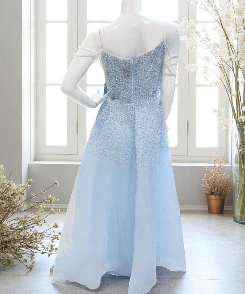 فستان سهرة سماوي مطرّز بالكريستالات والخرز