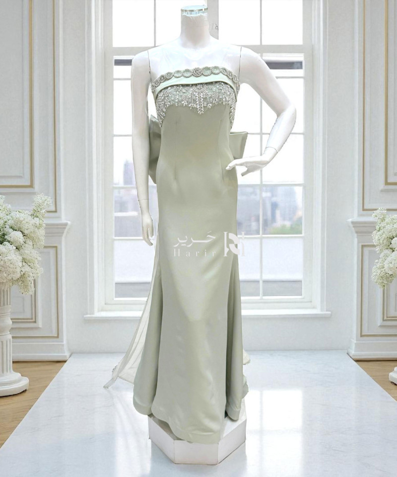 فستان سهرة أوف وايت مطرّز بكريستال مع فيونكة خلفية ملكية