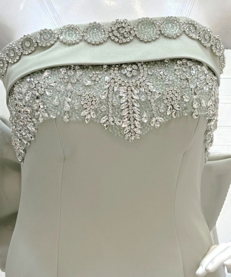 فستان سهرة أوف وايت مطرّز بكريستال مع فيونكة خلفية ملكية