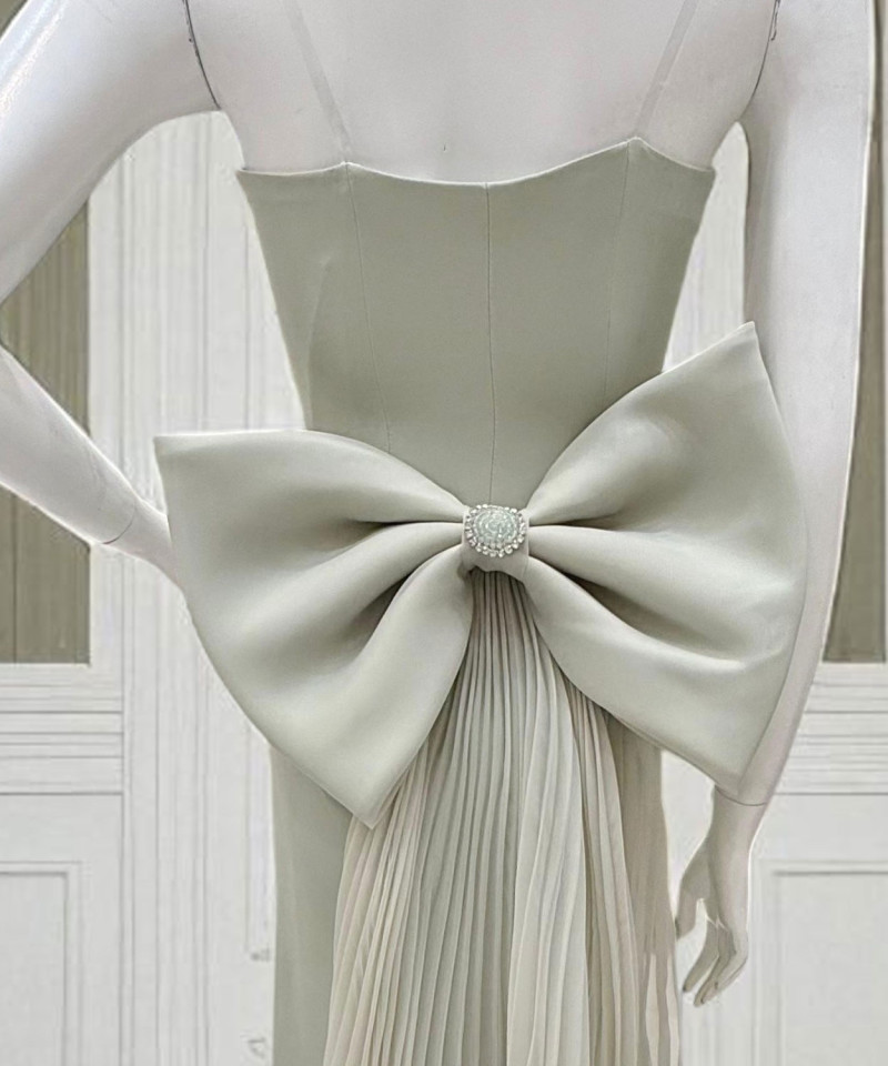 فستان سهرة أوف وايت مطرّز بكريستال مع فيونكة خلفية ملكية