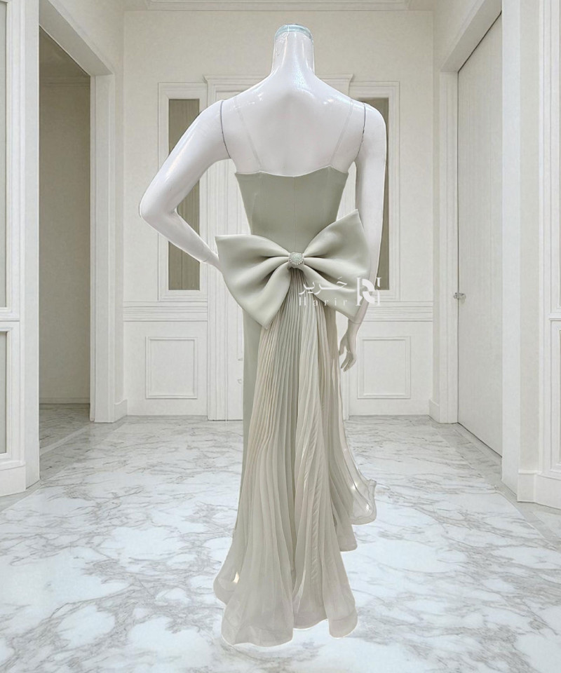 فستان سهرة أوف وايت مطرّز بكريستال مع فيونكة خلفية ملكية