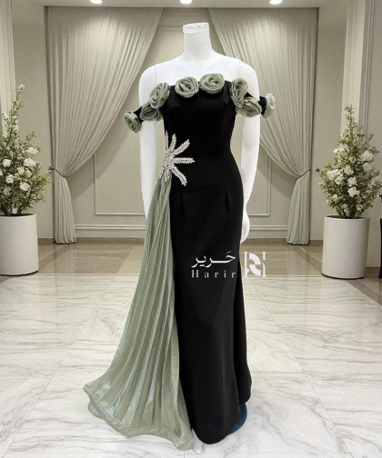فستان سهرة أسود بأكمام أوف شولدر مزينة بالورود مع تطريز كريستالي جانبي