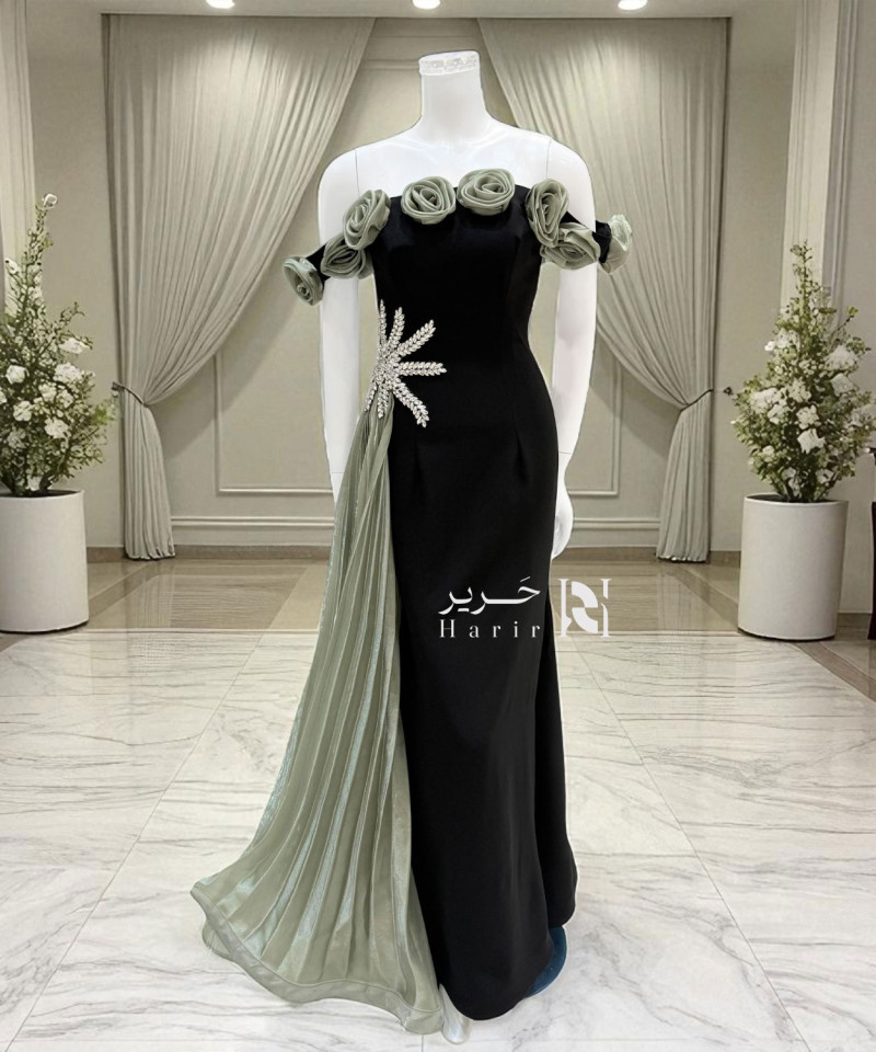 فستان سهرة أسود بأكمام أوف شولدر مزينة بالورود مع تطريز كريستالي جانبي