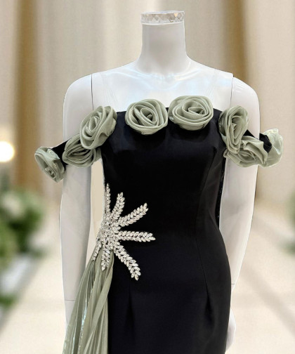 فستان سهرة أسود بأكمام أوف شولدر مزينة بالورود مع تطريز كريستالي جانبي