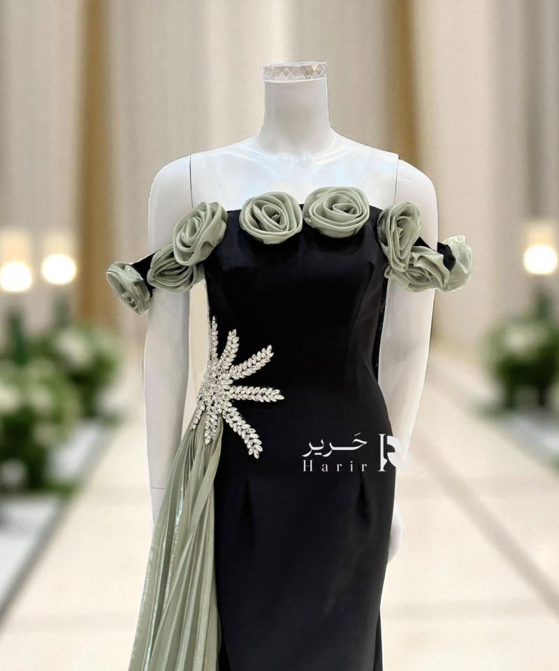 فستان سهرة أسود بأكمام أوف شولدر مزينة بالورود مع تطريز كريستالي جانبي