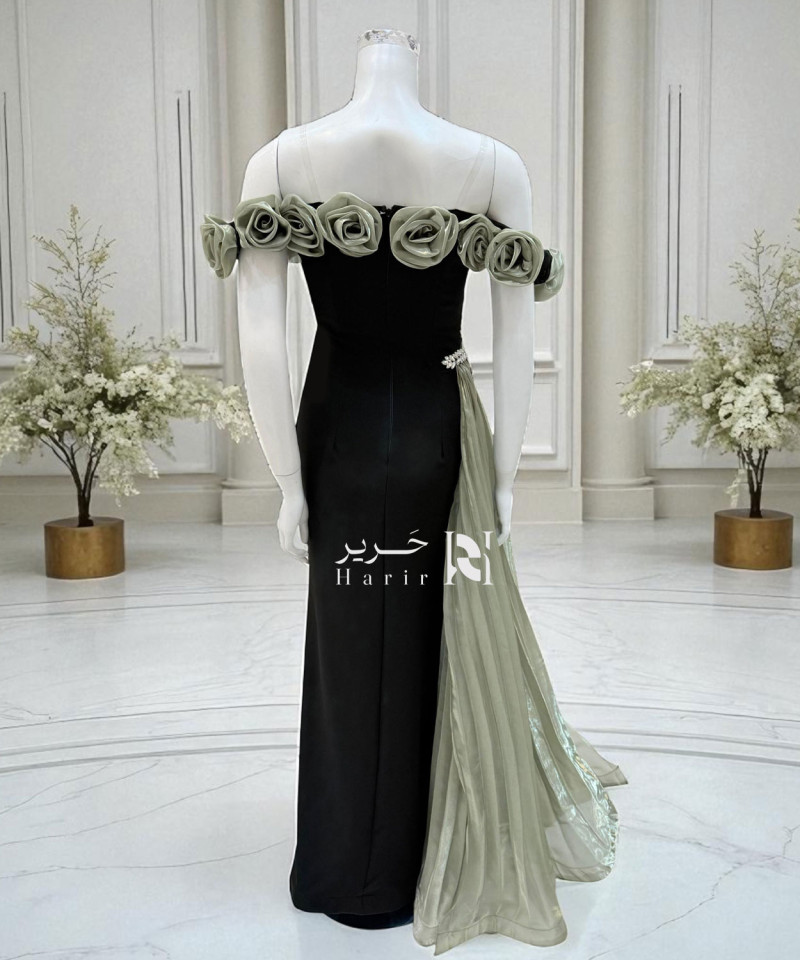 فستان سهرة أسود بأكمام أوف شولدر مزينة بالورود مع تطريز كريستالي جانبي