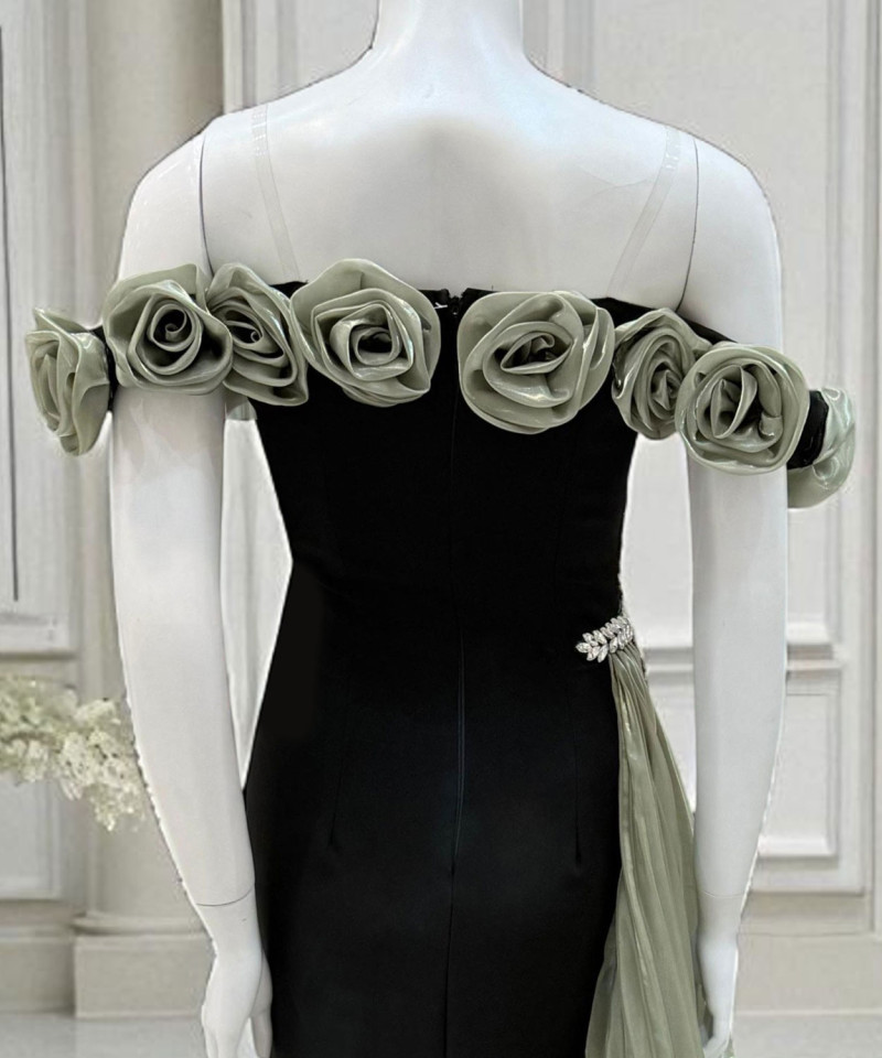 فستان سهرة أسود بأكمام أوف شولدر مزينة بالورود مع تطريز كريستالي جانبي