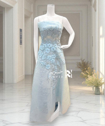 فستان سهرة أزرق فاتح مطرّز بالورود ثلاثية الأبعاد